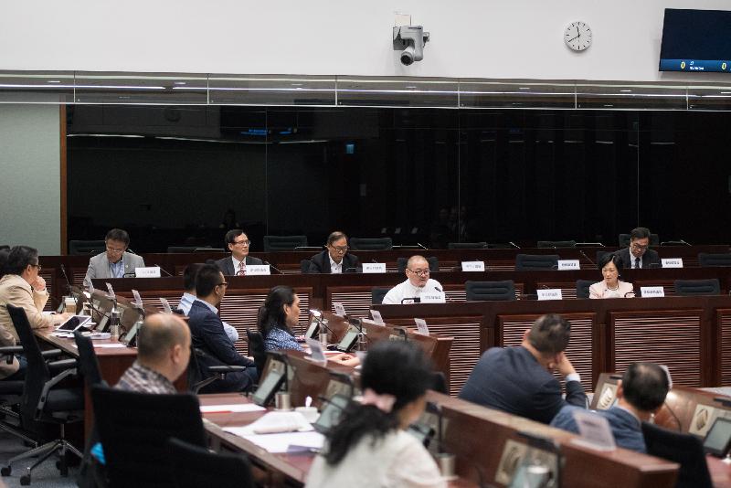 Members of the Legislative Council (LegCo) and Tsuen Wan District Council exchange views on shortening the waiting time for specialist out-patient services at public hospitals in the LegCo Complex today (May 25).
