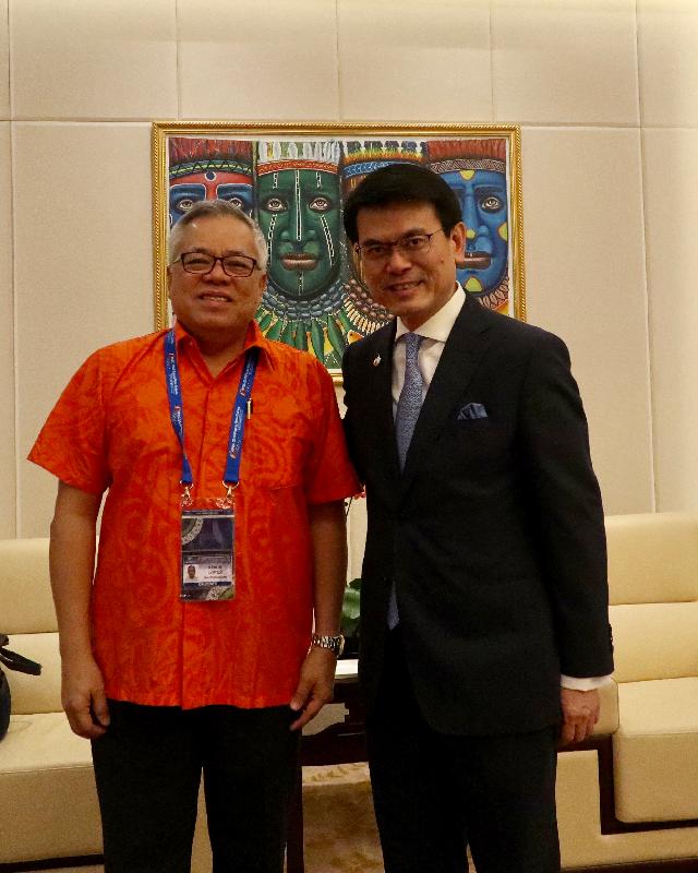 商務及經濟發展局局長邱騰華（右）今日（五月二十五日）在巴布亞新畿內亞莫爾兹比港出席亞太區經濟合作組織貿易部長會議期間，與菲律賓貿易和工業部部長Ramon Lopez會面。