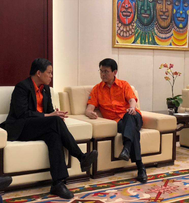 The Secretary for Commerce and Economic Development, Mr Edward Yau (right), meets with the Minister for Trade and Industry of Singapore, Mr Chan Chun-sing, on the sidelines of the Asia-Pacific Economic Cooperation Ministers Responsible for Trade Meeting in Port Moresby, Papua New Guinea today (May 25).