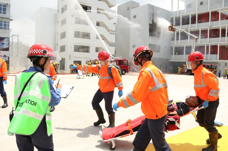 The Chairman of the Legislative Council Panel on Security, Mr Chan Hak-kan, reviewed the 182nd Fire Services passing-out parade today (May 25). Picture shows graduates demonstrating firefighting and rescue techniques.