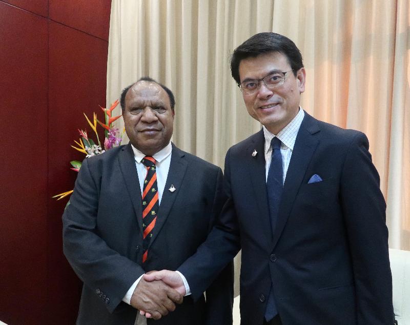 商務及經濟發展局局長邱騰華（右）今日（五月二十六日）在巴布亞新畿內亞莫爾兹比港出席亞太區經濟合作組織貿易部長會議期間，與巴布亞新畿內亞外交及貿易部長Rimbink Pato會面。