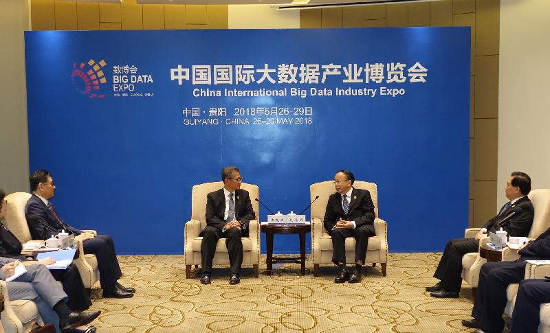 財政司司長陳茂波（左三）今日（五月二十六日）在貴陽出席2018中國國際大數據產業博覽會，並與貴陽市委書記趙德明（右二）會面。