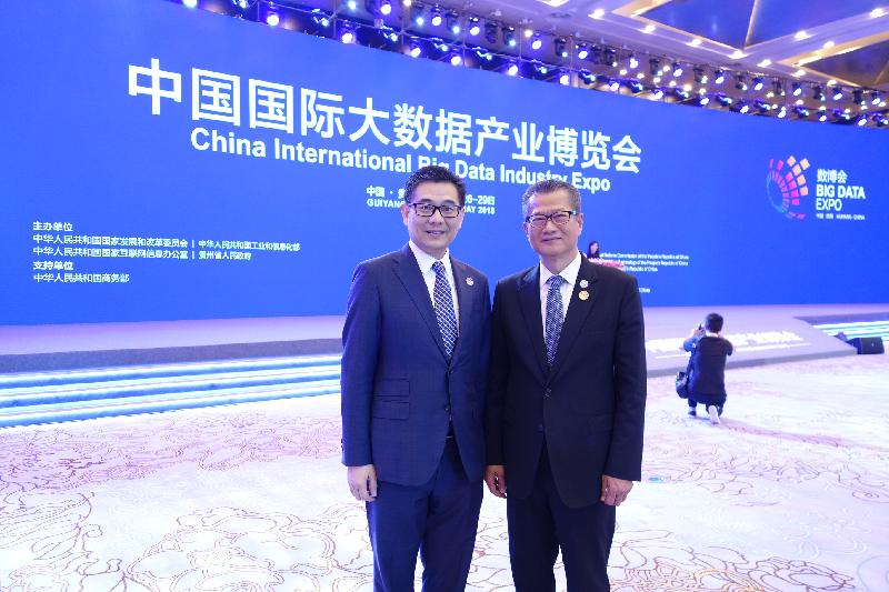 财政司司长陈茂波（右）今日（五月二十六日）在贵阳出席2018中国国际大数据产业博览会开幕式，政府资讯科技总监杨德斌（左）亦有出席。