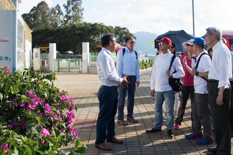 The Legislative Council Public Accounts Committee today (May 26) conducted a visit to the Kwai Chung Park and Wan Po Road Pet Garden to better understand the development of government recreational facilities at restored landfills. Photo shows Members visiting the Wan Po Road Pet Garden.