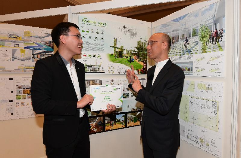 環境局局長黃錦星（右）今日（五月二十八日）出席「綠在灣仔．概念設計比賽」頒獎禮，並觀賞展出的參賽作品。