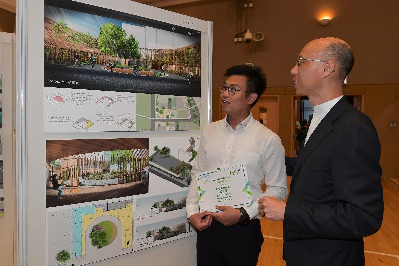 环境局局长黄锦星（右）今日（五月二十八日）出席「绿在湾仔．概念设计比赛」颁奖礼，并观赏展出的参赛作品。