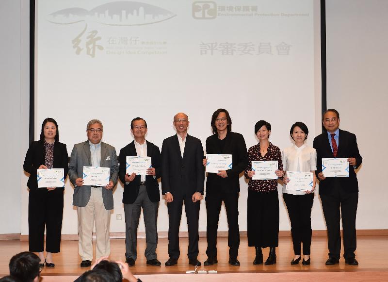 The Secretary for the Environment, Mr Wong Kam-sing (fourth left), presents appreciation certificates to members of the jury panel at the Design Idea Competition for Wan Chai Community Green Station award ceremony today (May 28).
