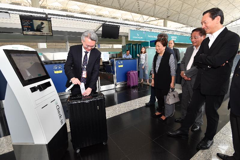 行政会议（行会）非官守议员今日（五月二十八日）参观香港国际机场。图示行会成员在离境大堂了解机场正推行的各项智能设施。