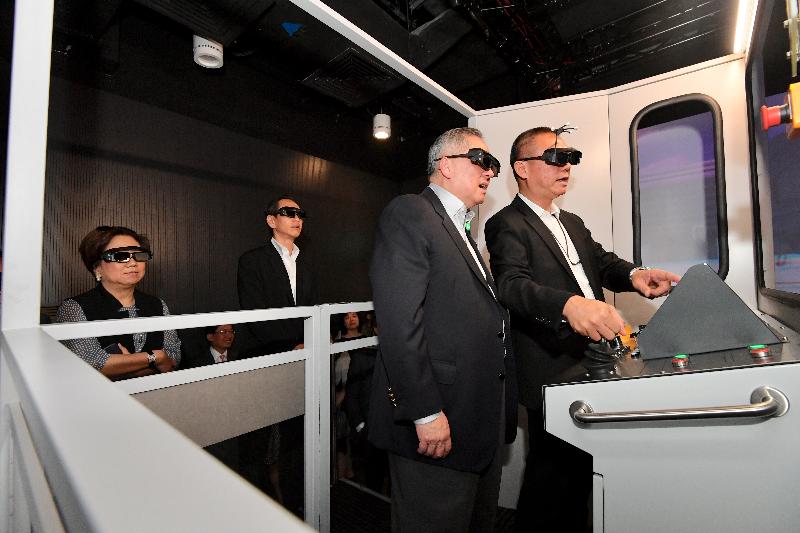 行政會議（行會）非官守議員今日（五月二十八日）參觀香港國際機場。圖示行會成員參觀香港國際航空學院的虛擬實境培訓中心，親身體驗培訓器材。