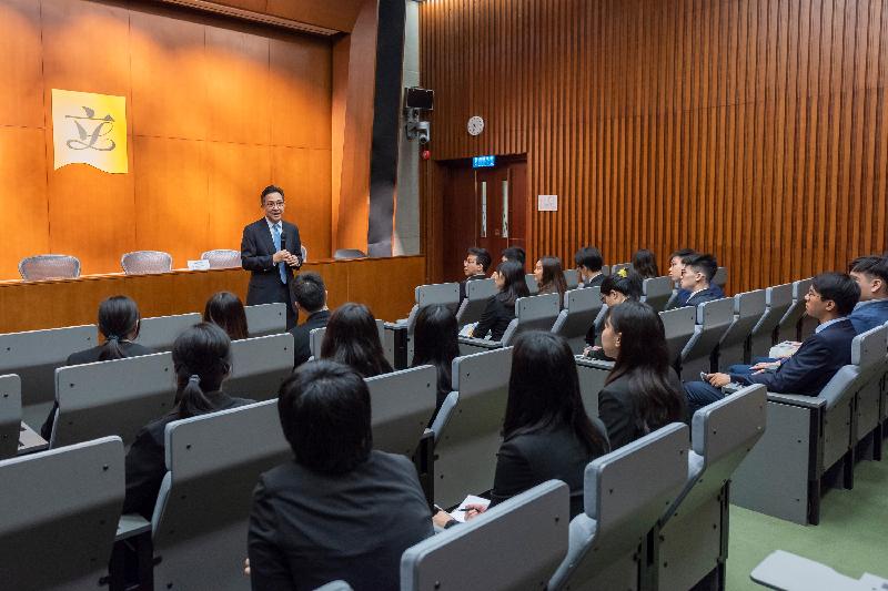 The Legislative Council Secretariat launches the 2018 internship programme today (May 28). The Secretary General of the Legislative Council Secretariat, Mr Kenneth Chen, welcomes the students at an orientation session. 
