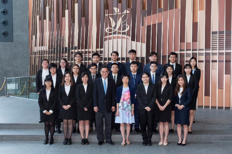 The Legislative Council Secretariat launches the 2018 internship programme today (May 28). The Secretary General of the Legislative Council Secretariat, Mr Kenneth Chen (front row, fourth left), and the Deputy Secretary General, Miss Odelia Leung (front row, fourth right), are pictured with the participating students of the internship programme.