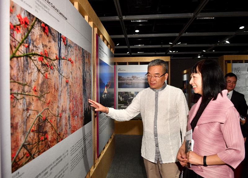 The opening ceremony of the "Photo Exhibition Celebrating Thirty Years of China's World Cultural Heritage" was held today (May 29) at the Hong Kong Heritage Discovery Centre. Photo shows the Deputy Director General of the State Administration of Cultural Heritage, Mr Liu Shuguang (left), and the Director of Leisure and Cultural Services, Ms Michelle Li (right), touring the exhibition.