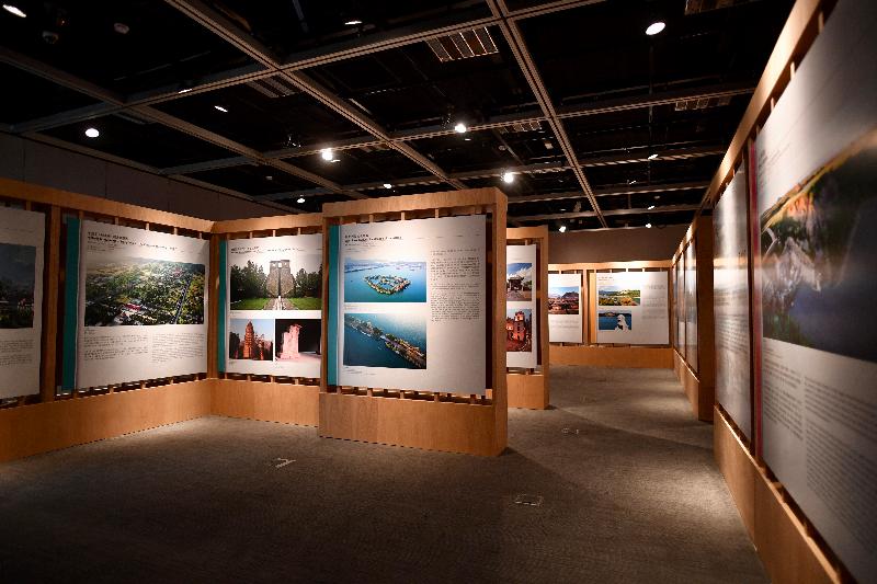 The opening ceremony of the "Photo Exhibition Celebrating Thirty Years of China's World Cultural Heritage" was held today (May 29) at the Hong Kong Heritage Discovery Centre. The exhibition introduces China's world heritage sites which have been inscribed on the World Heritage List through valuable photos.