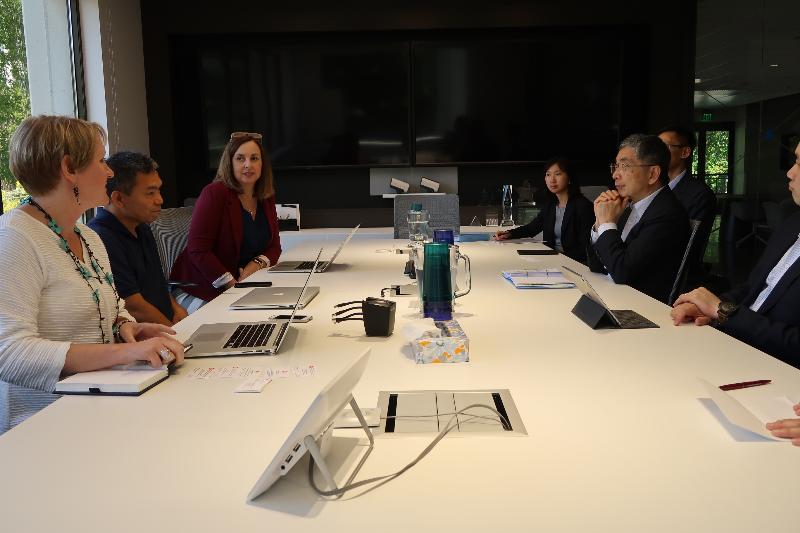 The Secretary for Financial Services and the Treasury, Mr James Lau (second right), meets with key personnel of the BNY Mellon Silicon Valley Innovation Center to learn more about the applications of emerging technologies in the financial services industry in San Francisco on May 29 (San Francisco time).

 