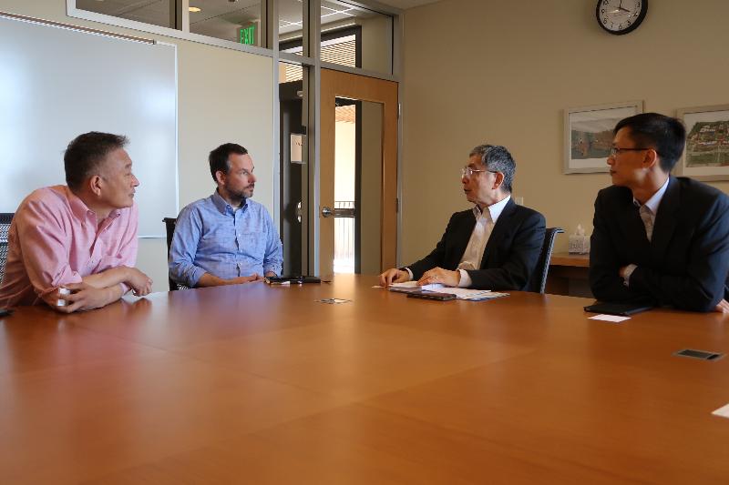 The Secretary for Financial Services and the Treasury, Mr James Lau (second right) and the Director of the Hong Kong Economic and Trade Office in San Francisco, Mr Ivanhoe Chang (first right), visited the Stanford Graduate School of Business on May 29 (San Francisco time). They are pictured discussing various issues with Professor Joseph Piotroski (second left) and Professor Charles M C Lee (first left), including Hong Kong's Fintech developments and efforts to attract and groom technology talents.

 