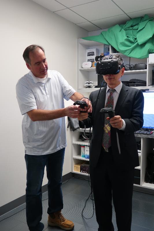 The Secretary for Financial Services and the Treasury, Mr James Lau (right), experienced the application of virtual reality when visiting Wells Fargo Innovation Labs in San Francisco on May 30 (San Francisco time).