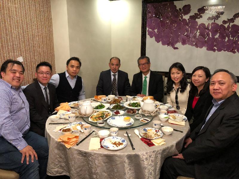 財政司司長陳茂波（右四）和香港駐歐洲聯盟特派代表林雪麗（右二）今日（都柏林時間五月三十一日）在愛爾蘭都柏林與在都柏林的港人共進午餐，了解他們的生活和工作情況。