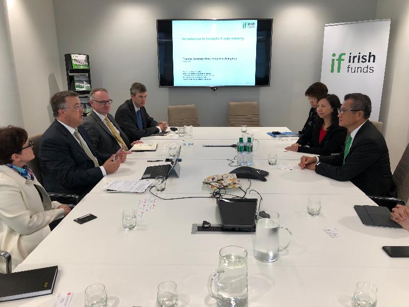 財政司司長陳茂波（右一）今日（都柏林時間五月三十一日）於愛爾蘭都柏林和香港駐歐洲聯盟特派代表林雪麗（右二）與愛爾蘭基金業協會代表會面。
