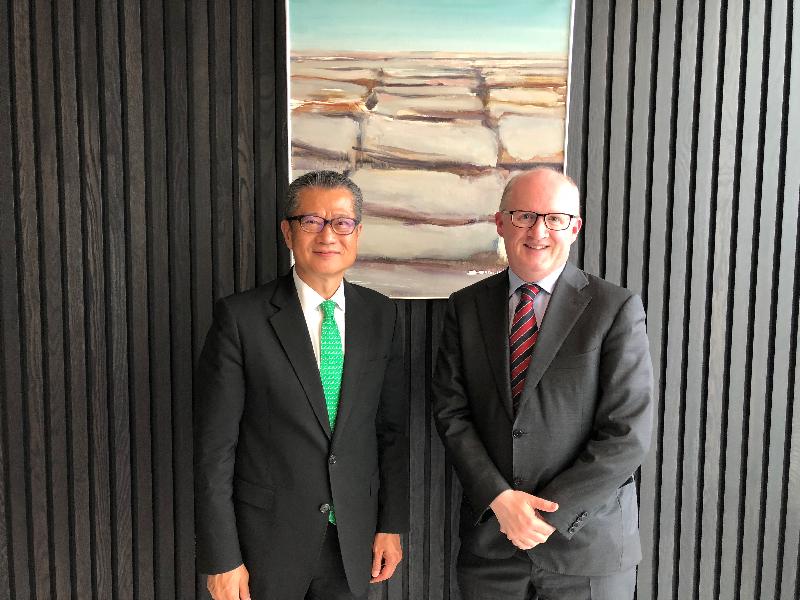 The Financial Secretary, Mr Paul Chan (left), meets with the Governor of the Central Bank of Ireland, Mr Philip Lane (right) in Dublin, Ireland today (May 31, Dublin time).