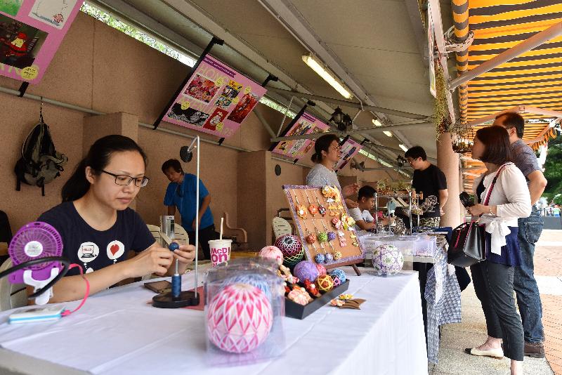 The Leisure and Cultural Services Department invites members of the public to visit the new phase of the Arts Fun Fair at Kowloon Park on Sundays and public holidays from June 3 until May 26 next year. There will be 29 stalls displaying and selling trendy craftworks including fabrics and floral ornaments as well as traditional arts products and services including painting and calligraphy.