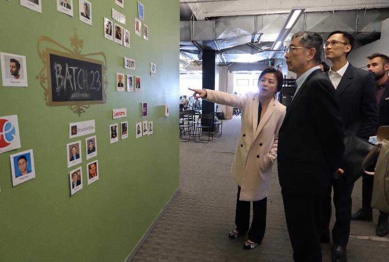 財經事務及庫務局局長劉怡翔（左二）五月三十一日（三藩巿時間）下午與風險投資種子基金500 Startups的合夥人楊珮珊（左一）會面，了解她如何投資和支援初創企業。