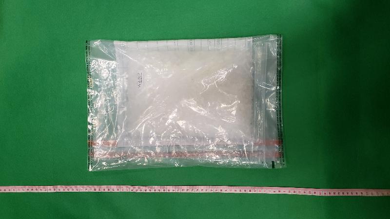 Hong Kong Customs yesterday (May 31) seized about 970 grams of suspected methamphetamine with an estimated market value of about $520,000 at Lok Ma Chau Control Point.