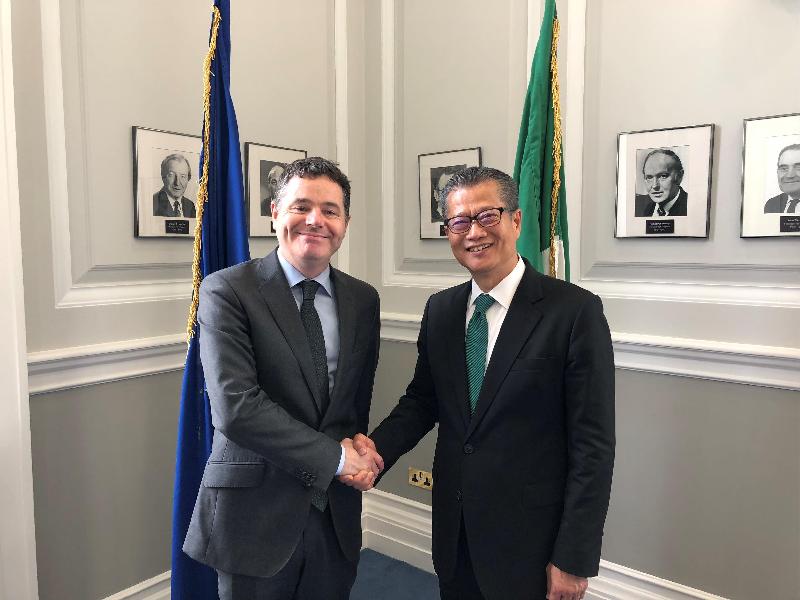 財政司司長陳茂波（右）今日（都柏林時間六月一日）於愛爾蘭都柏林與愛爾蘭財政、公共支出和改革部長巴斯卡‧多諾霍（左）會面。