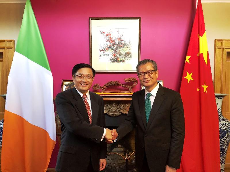 财政司司长陈茂波（右）今日（都柏林时间六月一日）礼节性拜会中国驻爱尔兰大使岳晓勇（左）。