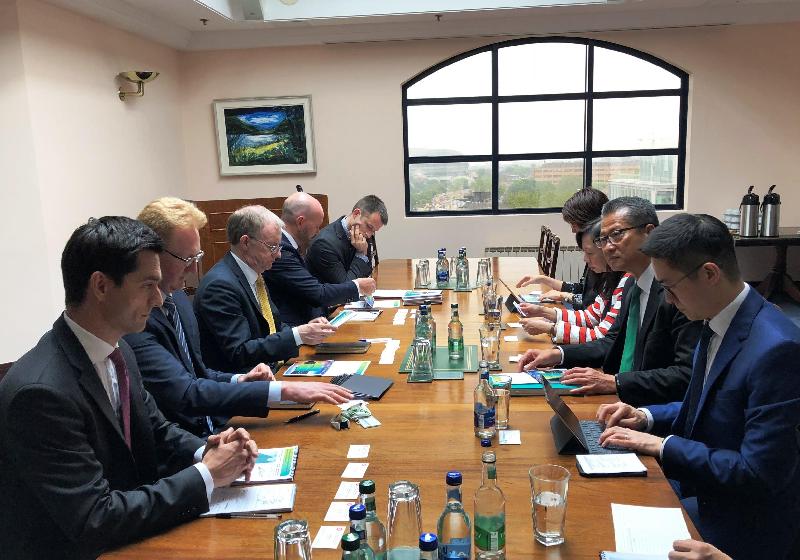 财政司司长陈茂波（右二）今日（都柏林时间六月一日）于爱尔兰都柏林和爱尔兰国库管理署高层官员会面。