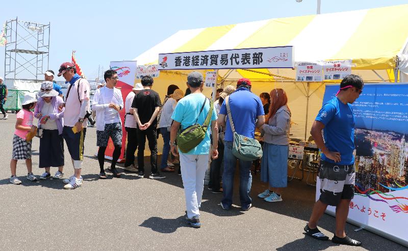香港杯龙舟赛今日（六月三日）在日本横滨山下公园海旁举行。图示游人参观香港驻东京经济贸易办事处设立的摊位，了解香港的最新发展。