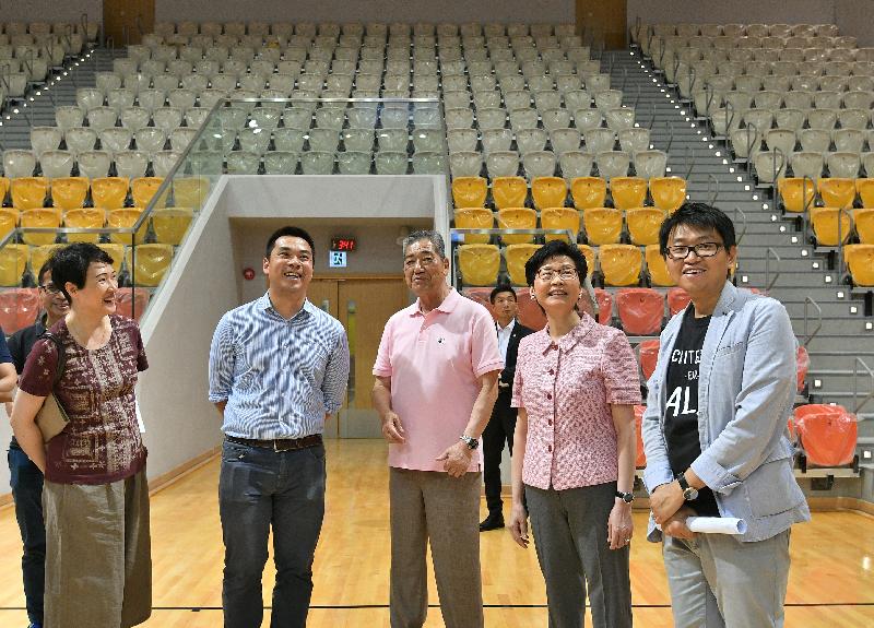 The Chief Executive, Mrs Carrie Lam, this afternoon (June 3) visited the Tsuen Wan Sports Centre which will be opened soon. Photo shows Mrs Lam (second right) touring the main arena in the sports centre. Looking on are the Chairman of the Tsuen Wan District Council (TWDC), Mr Chung Wai-ping (centre), the Vice Chairman of TWDC, Mr Wong Wai-kit (second left), and the District Officer (Tsuen Wan), Miss Jenny Yip (first left).