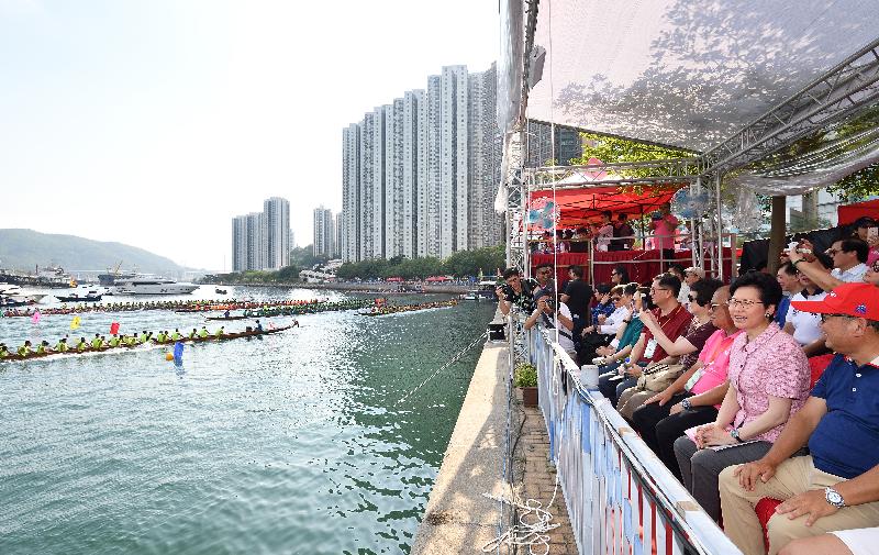 The Chief Executive, Mrs Carrie Lam (second right), watches the Tsuen Wan Dragon Boat Race 2018 at the Tsuen Wan Promenade this afternoon (June 3).