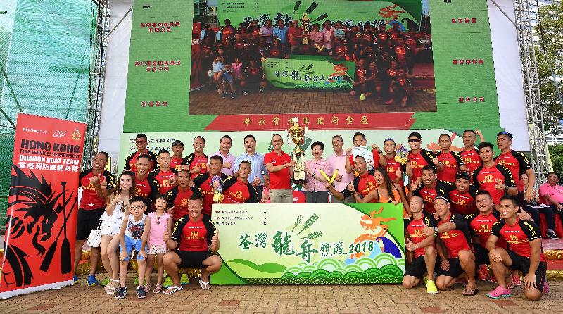 The Chief Executive, Mrs Carrie Lam, attended the Tsuen Wan Dragon Boat Race 2018 at the Tsuen Wan Promenade this afternoon (June 3). Photo shows Mrs Lam (back row, eighth right) presenting the prize to the champion team of a competition.