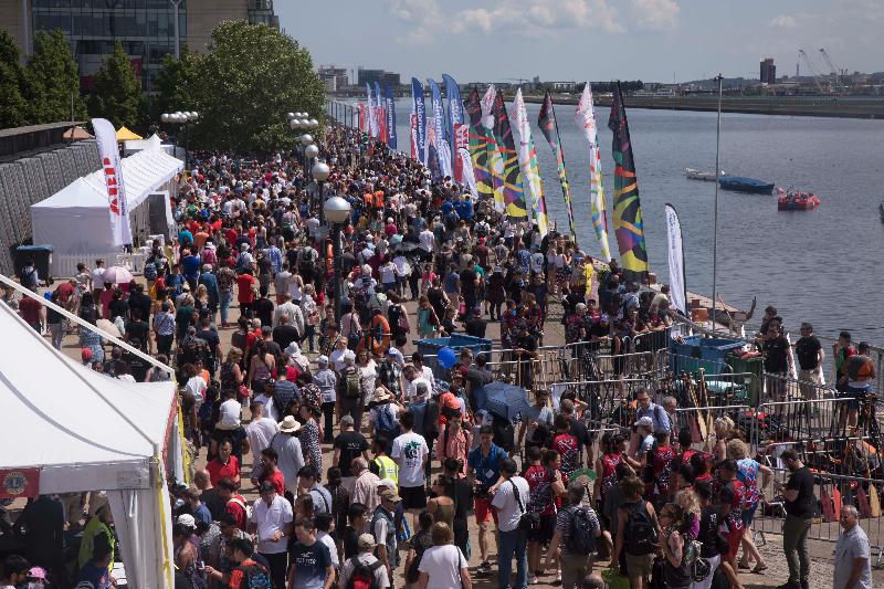 大批群眾出席六月三日（倫敦時間）在倫敦船塢區舉行的2018倫敦香港龍舟同樂日，樂在其中 。