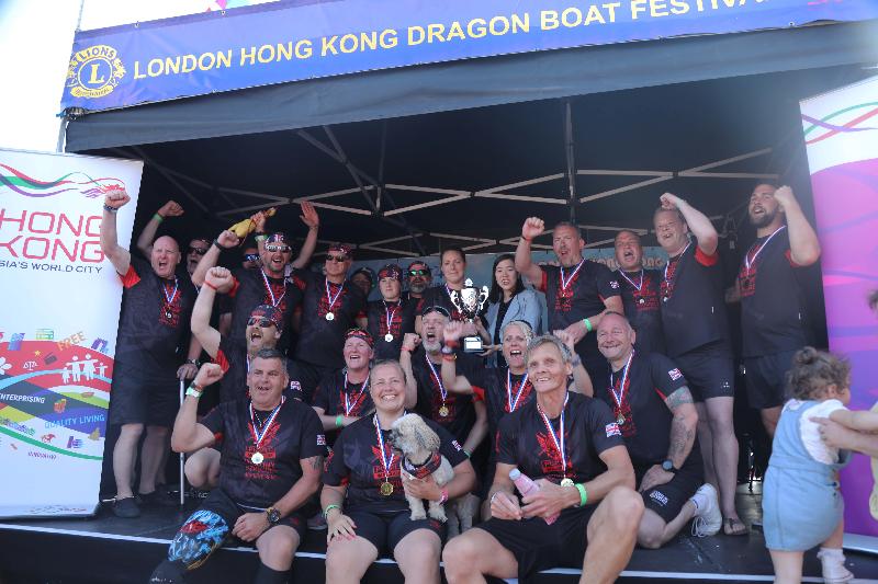 The London Hong Kong Dragon Boat Festival 2018 was held on June 3 (London time) in London's Docklands. Picture shows the Deputy Director-General of the Hong Kong and Trade Office, London, Ms Noel Ng (back row, fifth right), presenting the London ETO trophy to the winners of the open competition, Purple Warriors ex-servicemen’s charity team.
