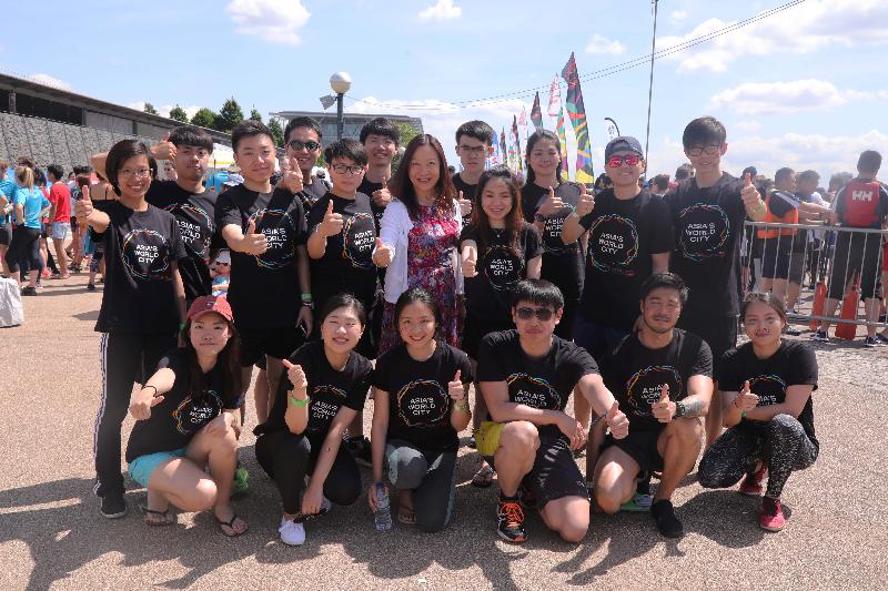 Director-General of the Hong Kong and Trade Office, London, Ms Priscilla To (second row, centre), with the London ETO team at the London Hong Kong Dragon Boat Festival 2018 on June 3 (London time).