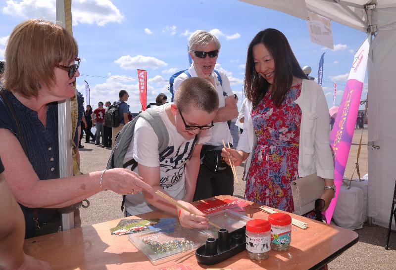 The London Hong Kong Dragon Boat Festival 2018 was held on June 3 (London time) in London's Docklands. Picture shows the Director-General of the Hong Kong Economic and Trade Office, London, Ms Priscilla To (right), with people playing Hong Kong-themed games at the London ETO booth.