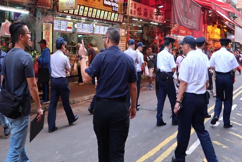 The Environmental Protection Department conducted joint enforcement operations with other departments in the vicinity of Yuen Long New Street in December last year and January this year to combat vegetable stalls which persistently played promotional recordings by using loudspeakers.
