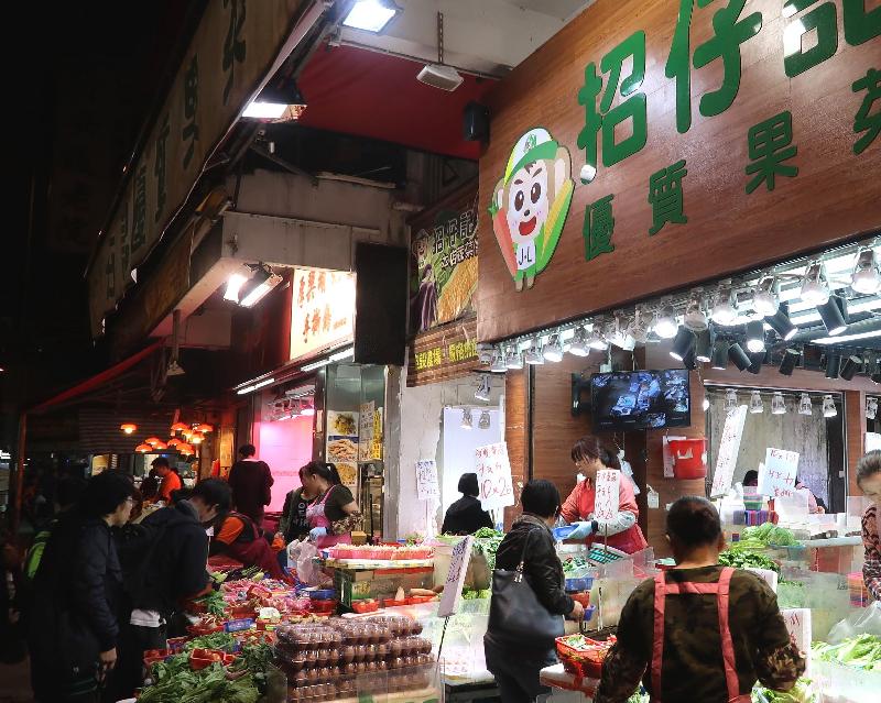 A vegetable stall operated by Bonnie Vegetables and Fruit Wholesale Limited at Hop Choi Street in Yuen Long was convicted for contravening the Noise Control Ordinance today (June 5) by causing persistent noise annoyance with loudspeakers playing promotional recordings installed at its front doors.