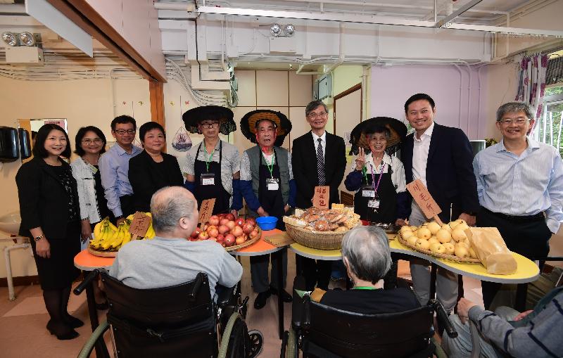 The Secretary for Labour and Welfare, Dr Law Chi-kwong, visited Tai Po District and elderly residents in TWGHs Pao Siu Loong Care & Attention Home today (June 5). Photo shows Dr Law (back row, fourth right); the Under Secretary for Labour and Welfare, Mr Caspar Tsui (back row, second right); the Community Services Secretary of the Tung Wah Group of Hospitals, Dr Ivan Yiu (back row, first right); the District Social Welfare Officer (Tai Po/North), Mr Yam Mun-ho (back row, third left); and the District Officer (Tai Po), Ms Andy Lui (back row, fourth left), joining elderly people in a simulated bazaar in the institution. Elderly residents with dementia can take a stroll down memory lane and maintain their memory through bazaar activities.