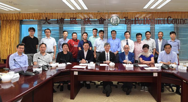 The Secretary for Labour and Welfare, Dr Law Chi-kwong, visited Tai Po District today (June 5) and met with District Council members to exchange views with them on district matters. Photo shows (front row, from third right) the Chairman of the Tai Po District Council, Mr Cheung Hok-ming; Dr Law; and the Under Secretary for Labour and Welfare, Mr Caspar Tsui, with the members.