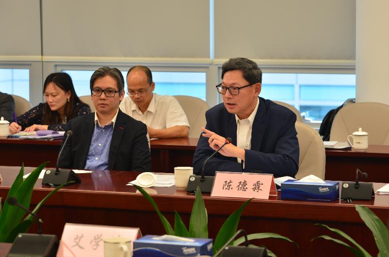 香港金融管理局總裁陳德霖（前排右）今日（六月五日）於「深港金融創新合作座談會」上講解銀行界能如何落實使用金融科技。