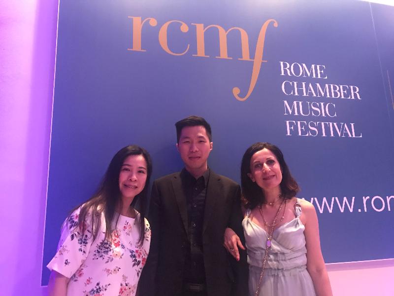 香港駐布魯塞爾經濟貿易辦事處副代表周雪梅（左）、香港年輕雙簧管樂手錢諾文（中）及羅馬室內樂音樂節總監Jacopa Stinchelli（右）於六月三日（羅馬時間）舉行的第15屆羅馬室內樂音樂節開幕音樂會上合照。