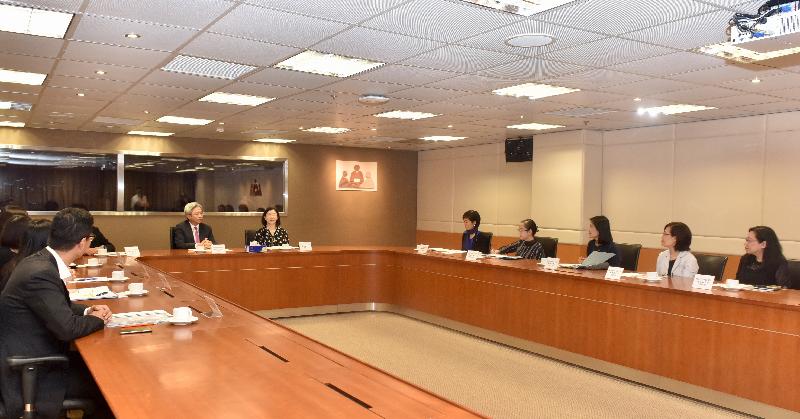 公务员事务局局长罗智光（右七）今日（六月六日）到访民政事务总署，与署长谢小华（右六）及首长级人员会面，了解部门工作的最新情况。 