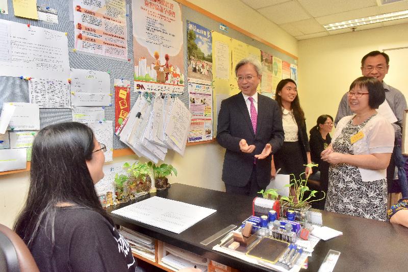 The Secretary for the Civil Service, Mr Joshua Law, visited the Home Affairs Department today (June 6). Photo shows Mr Law (second left) touring the Wan Chai Home Affairs Enquiry Centre to learn about its general enquiry and declaration services for members of the public.