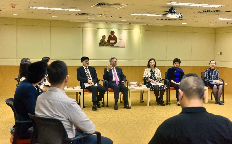 Accompanied by the Permanent Secretary for the Civil Service, Mr Thomas Chow (fifth right), the Secretary for the Civil Service, Mr Joshua Law (fourth right), today (June 6) visited the Home Affairs Department and met with staff representatives of various grades at a tea gathering to exchange views on matters of concern.