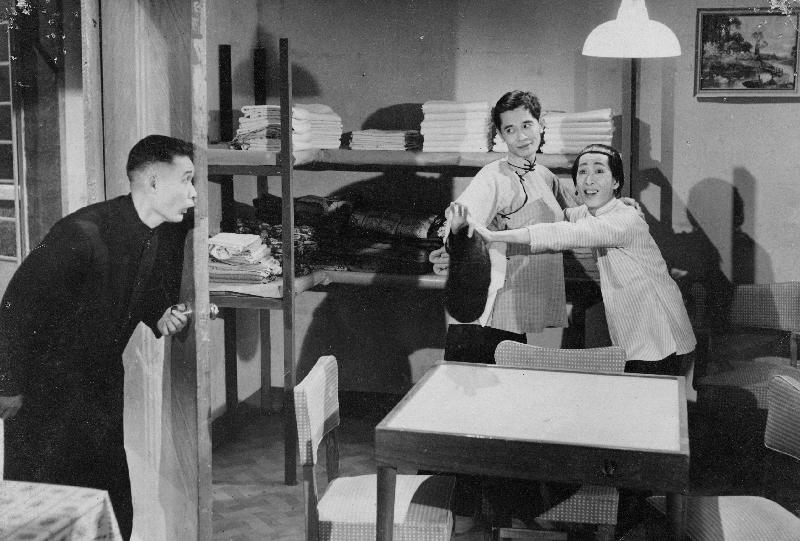 The Hong Kong Film Archive of the Leisure and Cultural Services Department will present the programme "Dynamic Duos: Laugh Out Loud" in the "Morning Matinee" series, screening the comedies of four comic pairings from different eras from July to September. Photo shows a film still of "Wrong Connection" (1959).