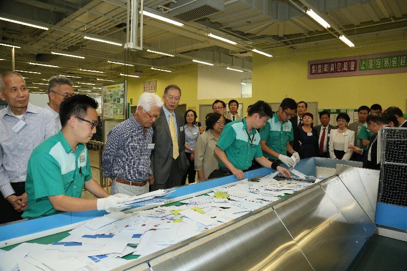 The Office of The Ombudsman held a seminar today (June 7) on Hong Kong's postal services, around 40 Advisers of the Office and Justices of the Peace visited the Central Mail Centre.

