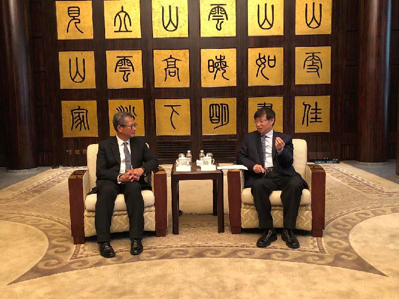 The Financial Secretary, Mr Paul Chan (left), in Shanghai today (June 7) meets with the Vice Mayor of the Shanghai Municipal Government, Mr Xu Kunlin.