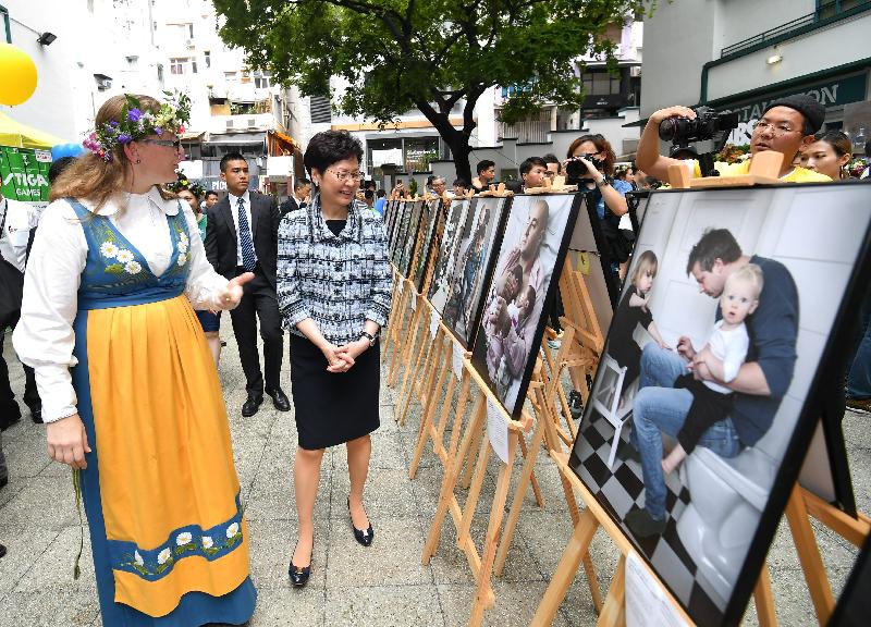 The Chief Executive, Mrs Carrie Lam, attended the Swedish Midsummer and National Day Celebration today (June 8). Photo shows Mrs Lam (second left) touring an exhibition.